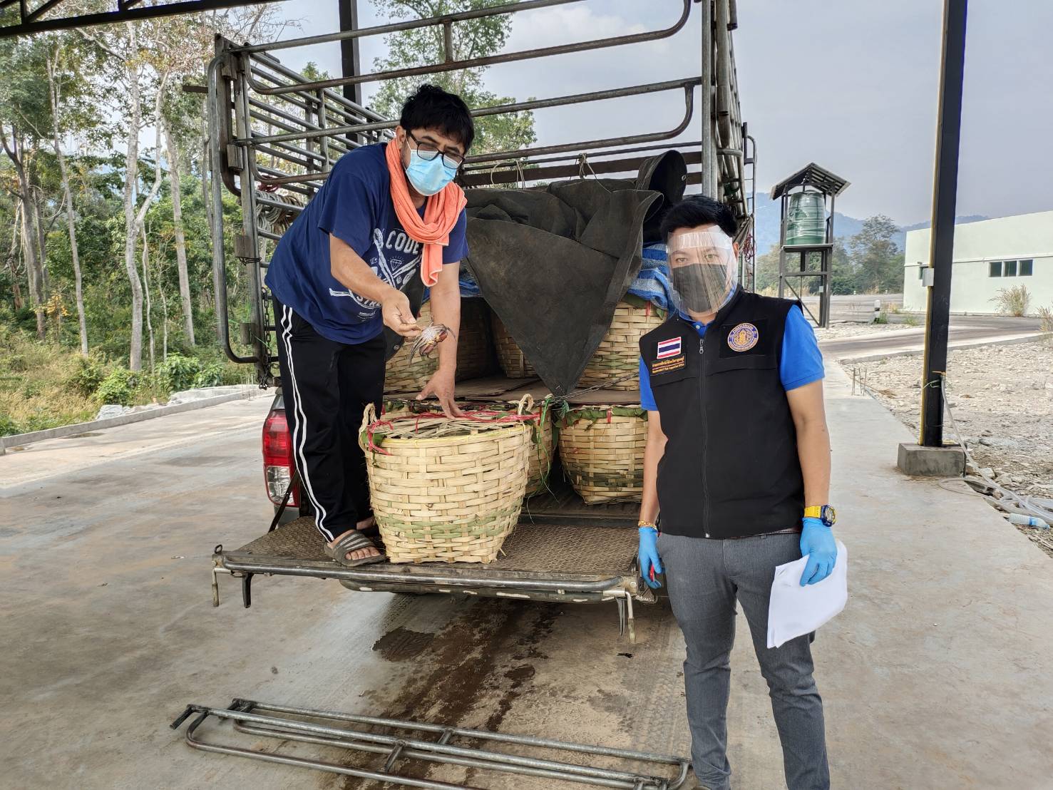 นายชนินทร์ น้อยสอาด หัวหน้าด่านตรวจประมงกาญจนบุรี มอบหมายให้ เจ้าหน้าที่ด่านตรวจประมงกาญจนบุรี ตรวจสอบสินค้าสัตว์น้ำและเอกสารการนำเข้า หอยแครงมีชีวิต ปูทะเลมีชีวิต หมึกกล้วยแช่เย็น และสัตว์น้ำอื่นๆ จากประเทศเมียนมา ผ่านทางช่องทางจุดผ่านแดนถาวรบ้านพุน้ำร้อน..คลิก