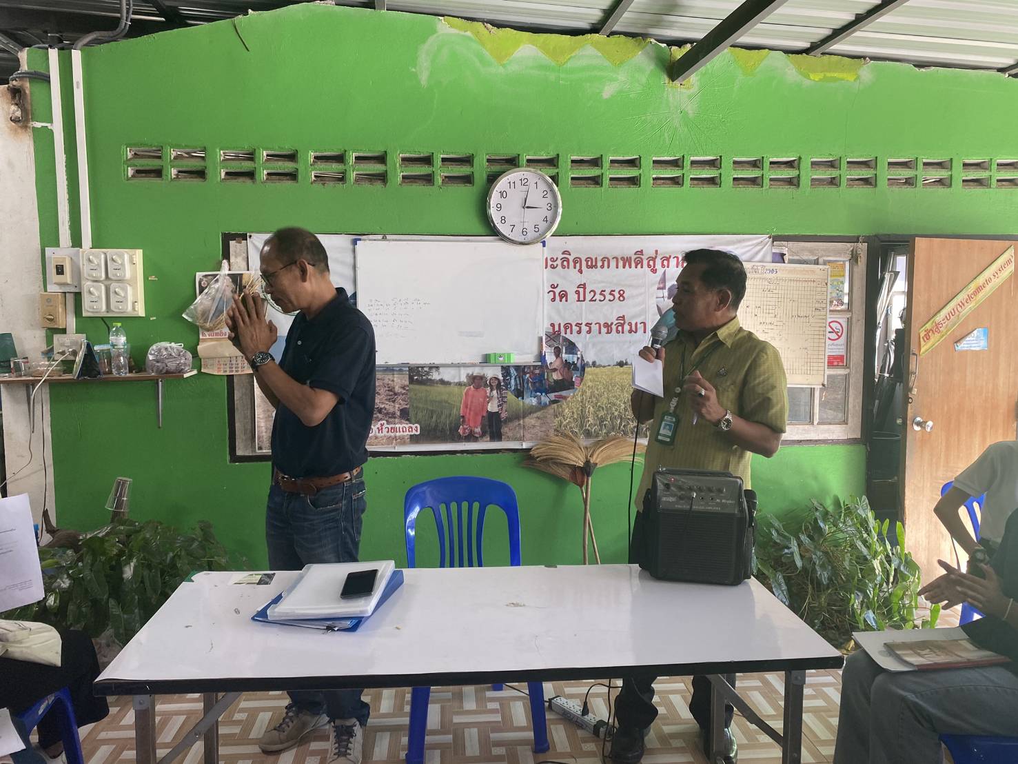 ประมงอำเภอจักราชพบปะและชี้แจงแนวทางการปฏิบัติงานตามโครงการและขอความร่วมมือในการประสานงานโครงการต่างๆ ของกรมประมงต่อเจ้าหน้าที่โครงการ ๑ ตำบล ๑ กลุ่มทฤษฎีใหม่..คลิก