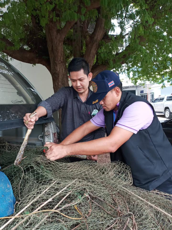 ลงพื้นที่ตรวจสอบ พบว่ามีการใช้เครื่องมือประมงผิดกฏหมายทำการประมงในแหล่งน้ำสาธารณะจริง ประเภทลอบพับได้ (ไอ้โง่)..คลิก