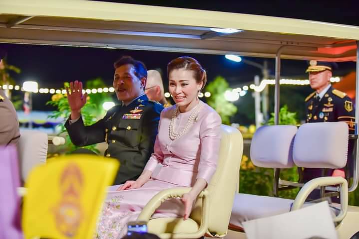 พระบาทสมเด็จพระเจ้าอยู่หัวและสมเด็จพระบรมราชินี ทอดพระเนตรการดำเนินงานโครงการพัฒนาสระบ่อดินขาว อำเภอตาคลี จังหวัดนครสวรรค์..คลิก
