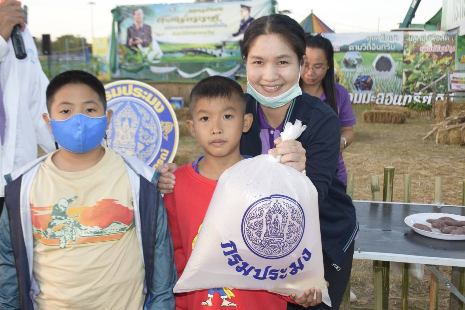จัดกิจกรรมส่งความสุขให้กับประชาชนผู้มาเที่ยวงานประเพณีฮีตสิบสองและงานประจำปีจังหวัดอำนาจเจริญ ประจำปี 2563..คลิก