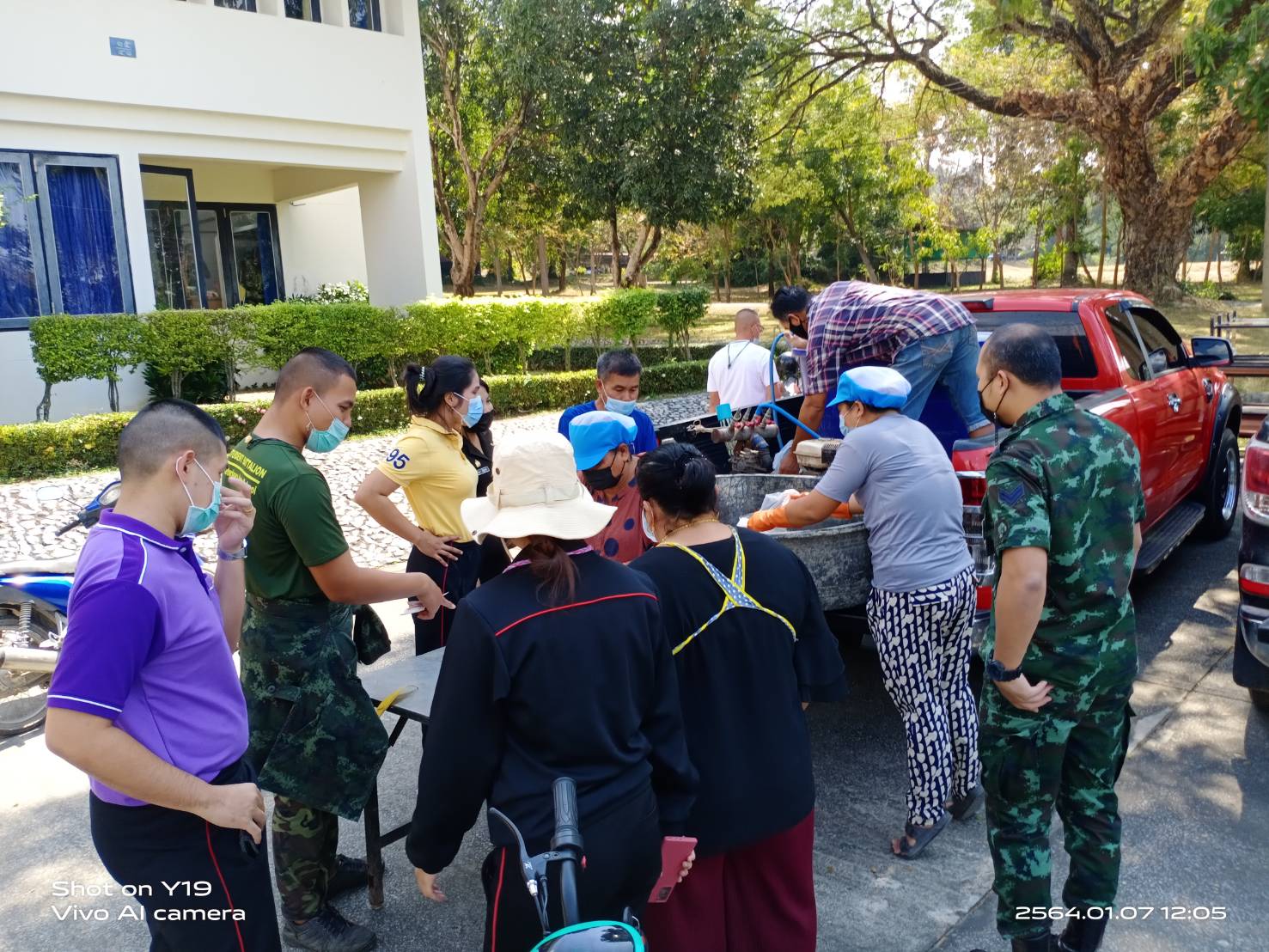 ตลาดนัดเกษตรกรพบผู้บริโภคโดยตรง ขอบพระคุณ โรงเรียนทหารการสัตว์ กรมการสัตว์ทหารบก..คลิก