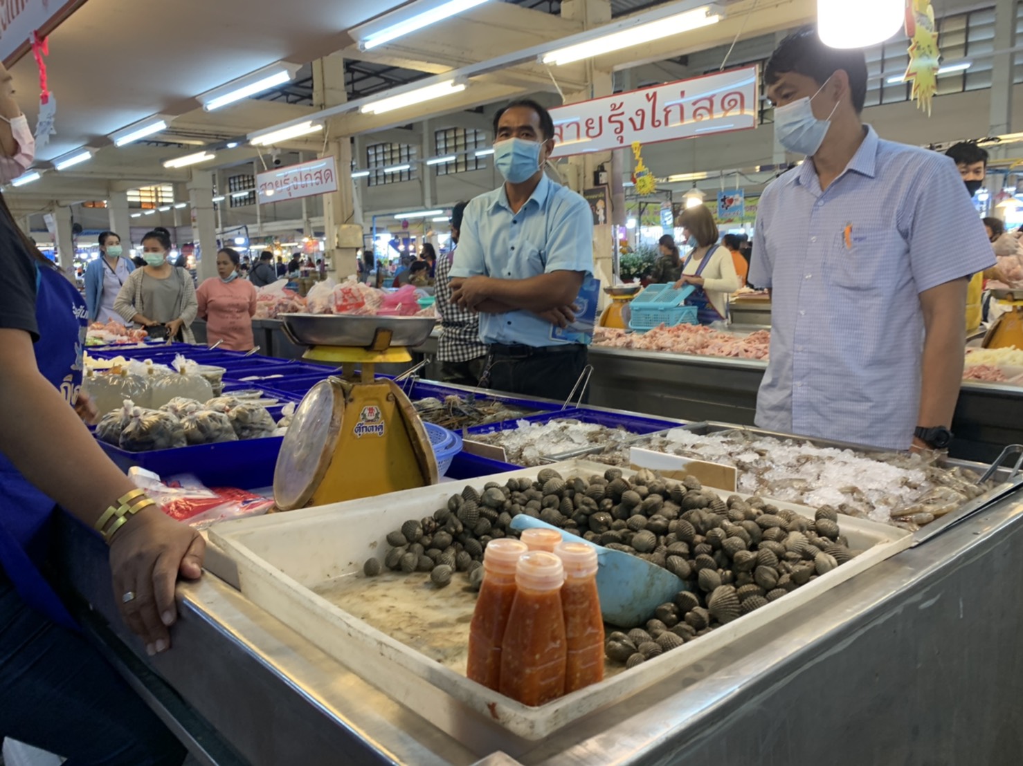 การลงพื้นที่ตลาดเทศบาล 5 เมืองอุบลราชธานี  สำรวจ -สอบถามข้อมูลผู้จำหน่ายอาหารทะเลภายในตลาด เพื่อสร้างการรับรู้ ความเข้าใจ ในสินค้าสัตว์น้ำ ไม่ได้เป็นพาหะของโรค Covid-19  ..คลิก