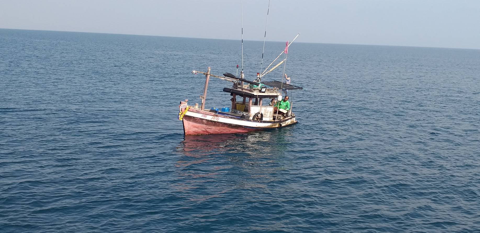 เรือตรวจประมงทะเล 701 ออกปฏิบัติงานกิจกรรมควบคุมการทำประมงในพื้นที่นอกทะเลชายฝั่ง..คลิก