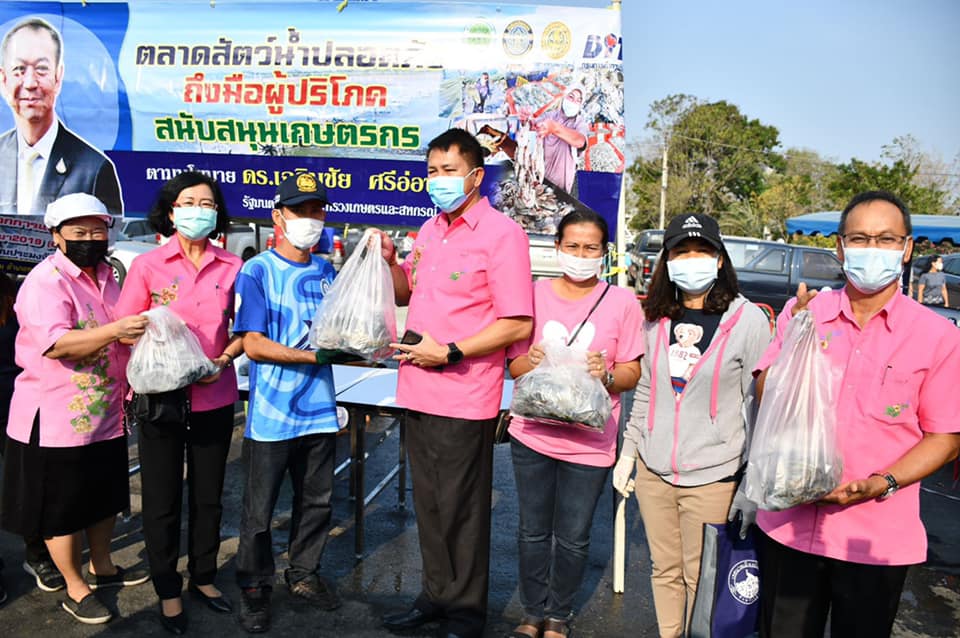 สำนักงานประมงจังหวัดชลบุรี ร่วมกับ สำนักงานพาณิชย์จังหวัดชลบุรีนำกลุ่มเกษตรกรผู้เลี้ยงกุ้งก้ามกรามแปลงใหญ่ออกร้านจำหน่ายสินค้ากุ้งก้ามกรามบริเวณตลาดเกษตรกร..คลิก