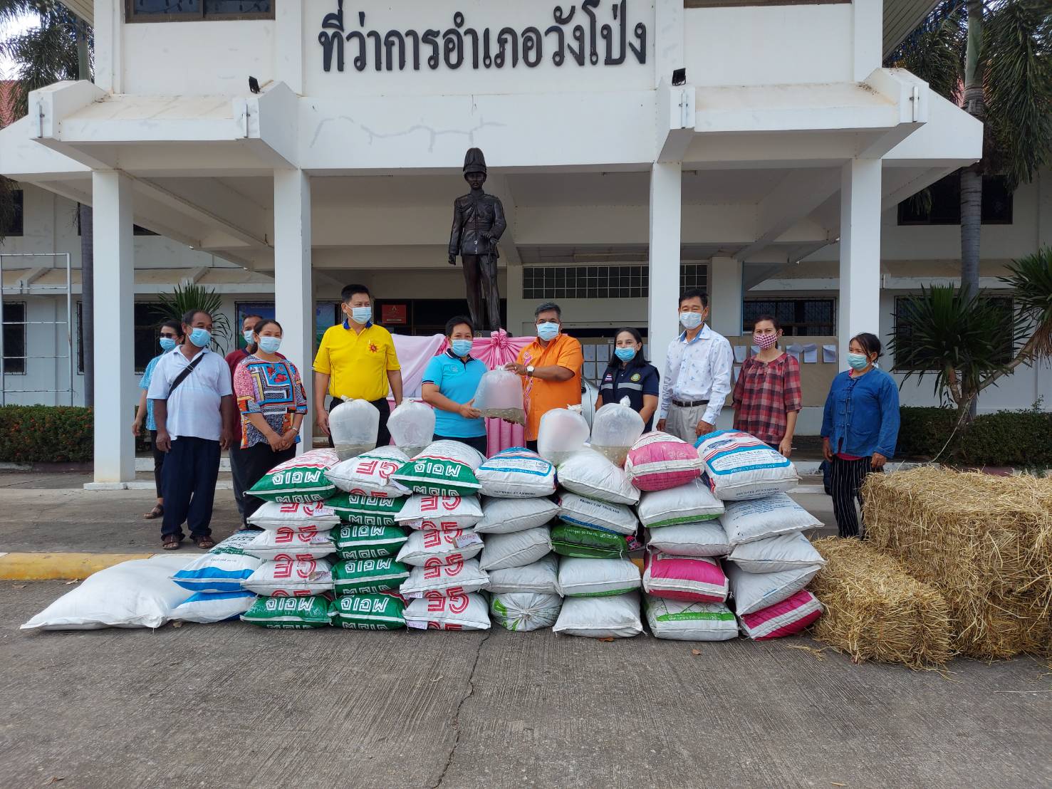 มอบปัจจัยการผลิตศูนย์เรียนรู้การเพิ่มประสิทธิภาพการผลิตสินค้าเกษตร และศูนย์เครือข่ายด้านประมง..คลิก