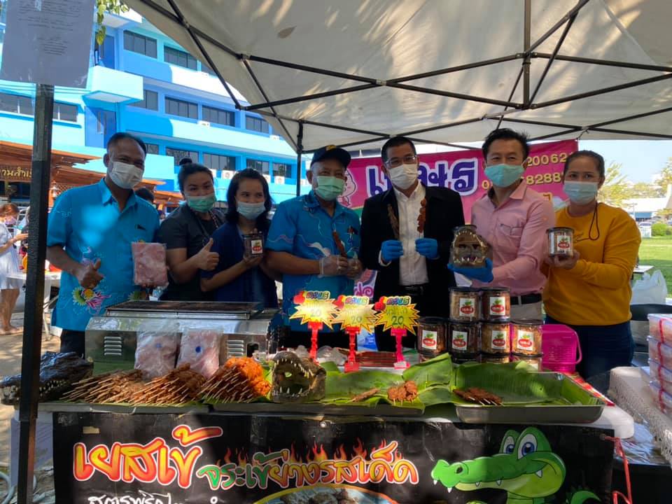 นายนรินทร์ มีวงศ์ ประมงจังหวัดปทุมธานีนำเกษตรกรกลุ่มแปลงใหญ่ปลาดุกลำไทร วิสาหกิจชุมชนลำไทรพัฒนา มาจำหน่ายในราคาพิเศษ..คลิก