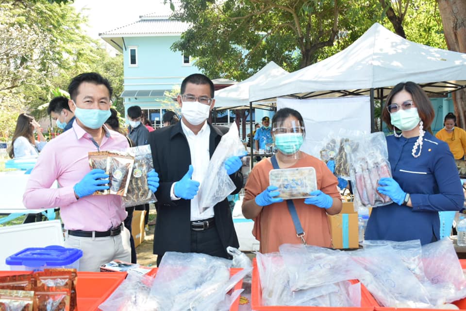 ประมวลภาพบรรยากาศการจำหน่ายสินค้าที่สั่งซื้อผ่านทาง Fisheries Shop ของกรมประมง..คลิก