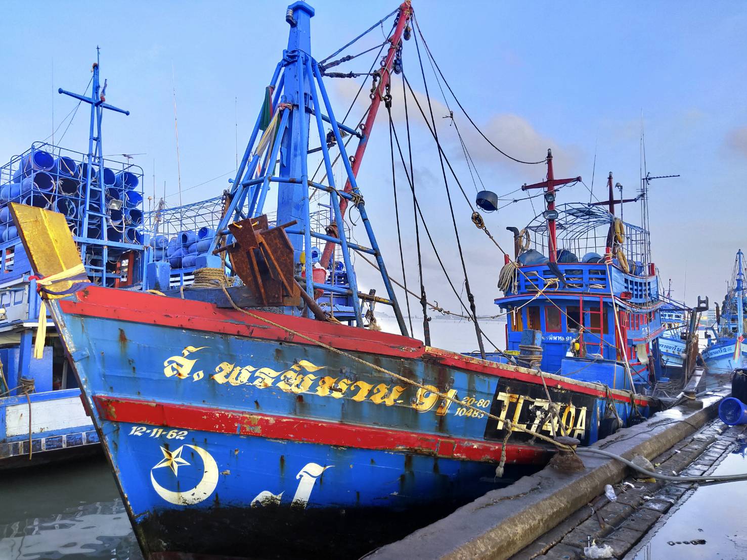  เมื่อวันที่ 1-5 กุมภาพันธ์ พ.ศ. 2564 เจ้าหน้าที่ศูนย์วิจัยและพัฒนาประมงทะเลสงขลา  เก็บรวบรวมสภาวะการประมงจากเรือประมงอวนลากแผ่นตะเฆ่ที่ท่าเทียบเรือประมงจังหวัดสงขลา  อำเภอเมือง จังหวัดสงขลา เรืออวนลากแผ่นตะเฆ่ขนาดมากกว่า 30 ตันกรอส แต่ไม่ถึง 60 ตันกรอส จำนวน 3 ลำ..คลิก