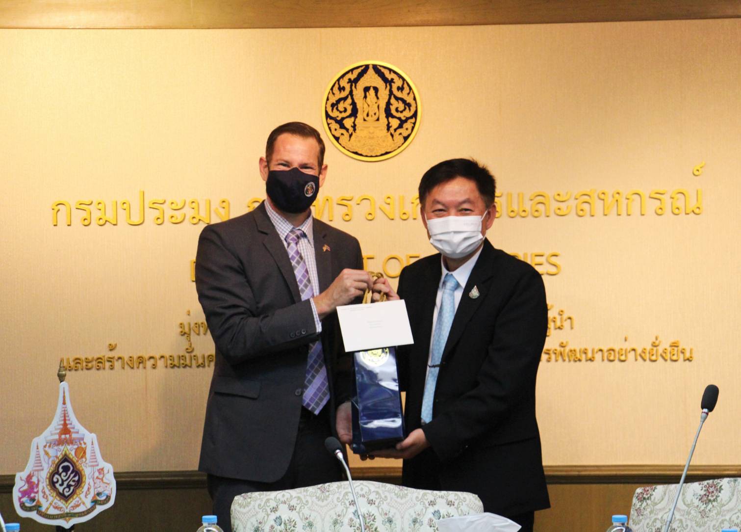 นายถาวร ทันใจ รองอธิบดีกรมประมง พร้อมด้วยคณะผู้บริหาร ให้การต้อนรับ Mr.Evan W.Fox,Economic officer และ Ms.Vararat Khemangkorn,Economic Specialist เจ้าหน้าที่สถานเอกอัครราชทูตสหรัฐอเมริกา (สอท.สหรัฐฯ) ประจำประเทศไทย..คลิก
