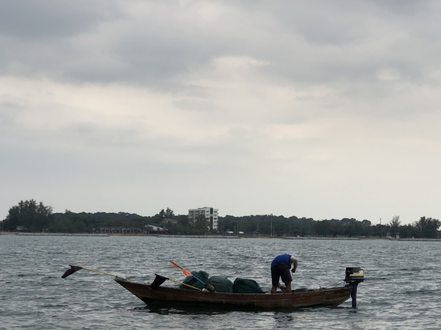 เรือตรวจประมงทะเล 218 จับกุมเรือประมงใช้เครื่องมือประมงลอบปูที่มีขนาดตาอวนโดยรอบเล็กกว่า 2.5 นิ้ว ทำการประมงในเขตทะเลชายฝั่ง..คลิก