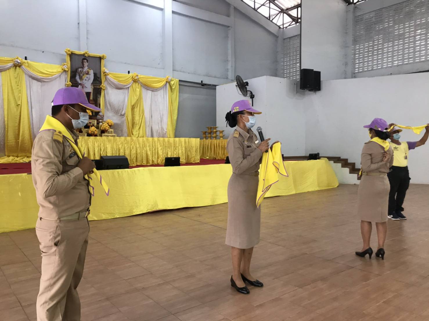 ประมงอำเภอองครักษ์ สาธิตขั้นตอนปฏิบัติ และร่วมพิธีมอบสิ่งของแก่จิตอาสาพระราชทาน..คลิก