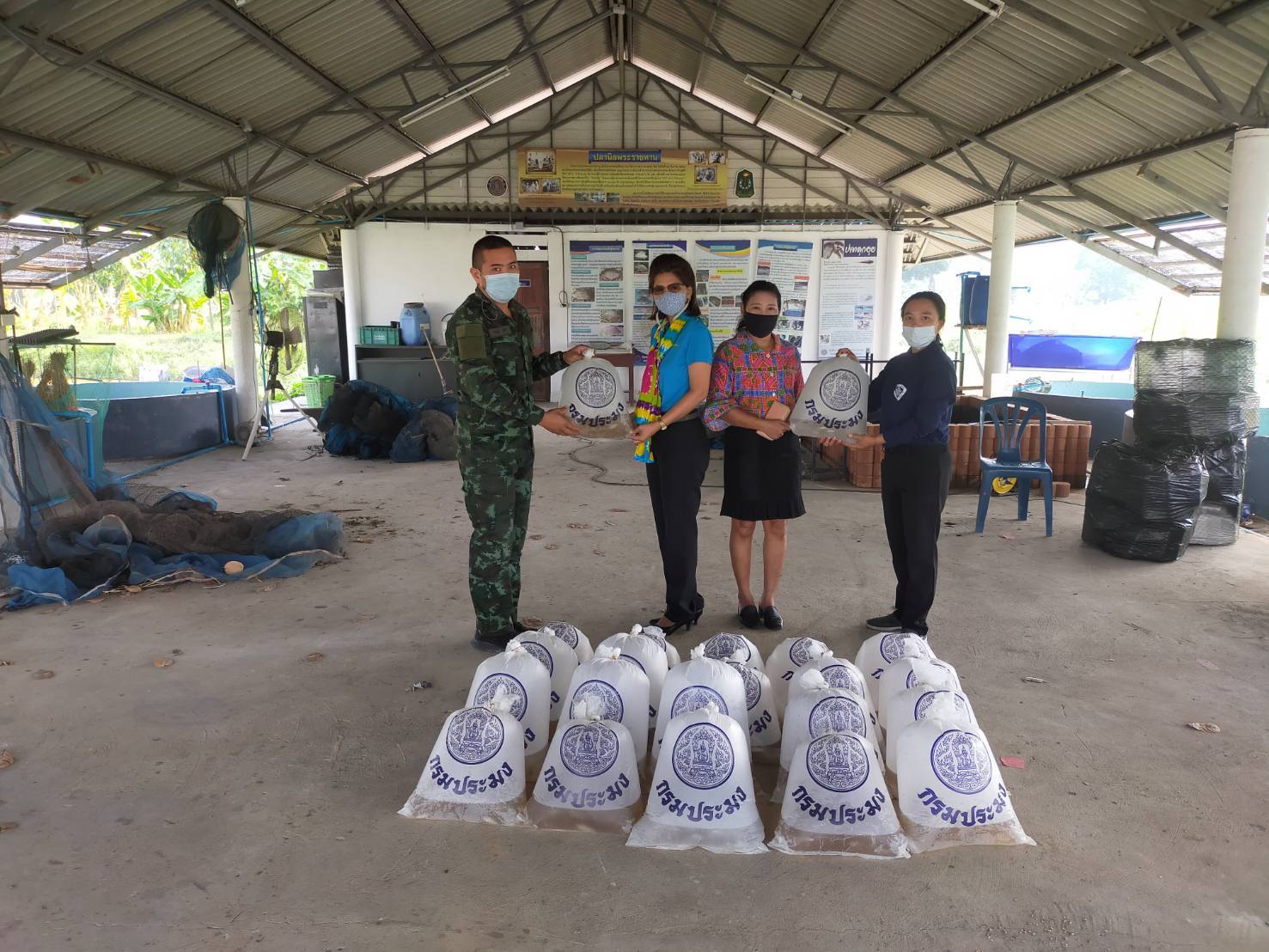 โรงเรียนทหารการสัตว์ กรมการสัตว์ทหารบก แจกพันธุ์ปลาฟรี..คลิก