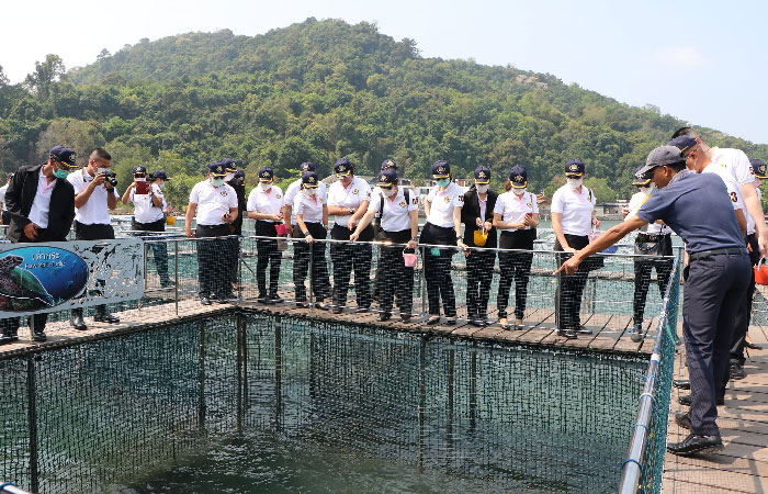 โรงเรียนเสนาธิการทหารเรือ กรมยุทธศึกษาทหารเรือนำคณะนายทหารนักเรียนหลักสูตรนายทหารอาวุโส รุ่นที่ 53 และเจ้าหน้าที่ ศึกษาดูงาน ณ ศูนย์ฯ คุ้งกระเบน..คลิก