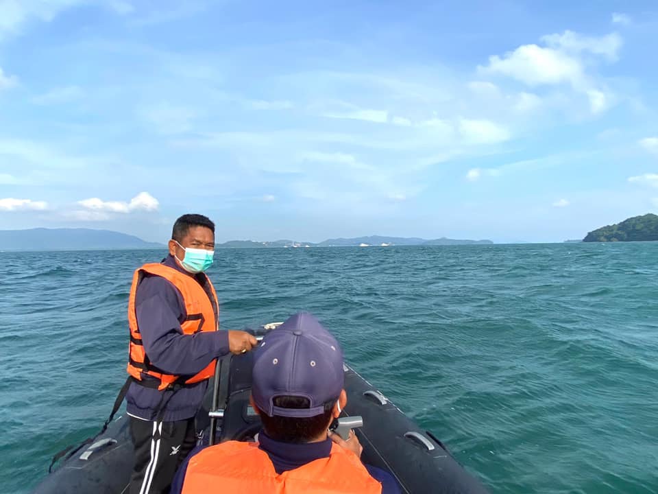 ศูนย์ป้องกันและปราบปรามประมงทะเลกระบี่ ได้นำเรือตรวจประมงทะเล 1002 พร้อมเจ้าหน้าที่จำนวน 9 นาย เข้าร่วมปฏิบัติงานกับหน่วยเฉพาะกิจควบคุมเรือสำราญและกีฬา (เรือยอร์ช)..คลิก