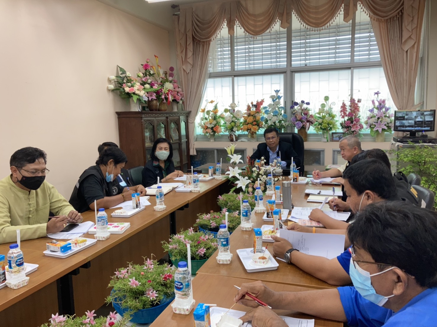 สำนักงานประมงพื้นที่กรุงเทพมหานคร ร่วมประชุมหารือสมาชิกสภาผู้แทนราษฎรเขตหนองจอก ตัวแทนสำนักงานเขตหนองจอก ผู้อำนวยการโรงเรียนสุเหร่าศาลาแดง และผู้นำชุมชน เพื่อเตรียมความพร้อมปล่อยพันธุ์สัตว์น้ำ