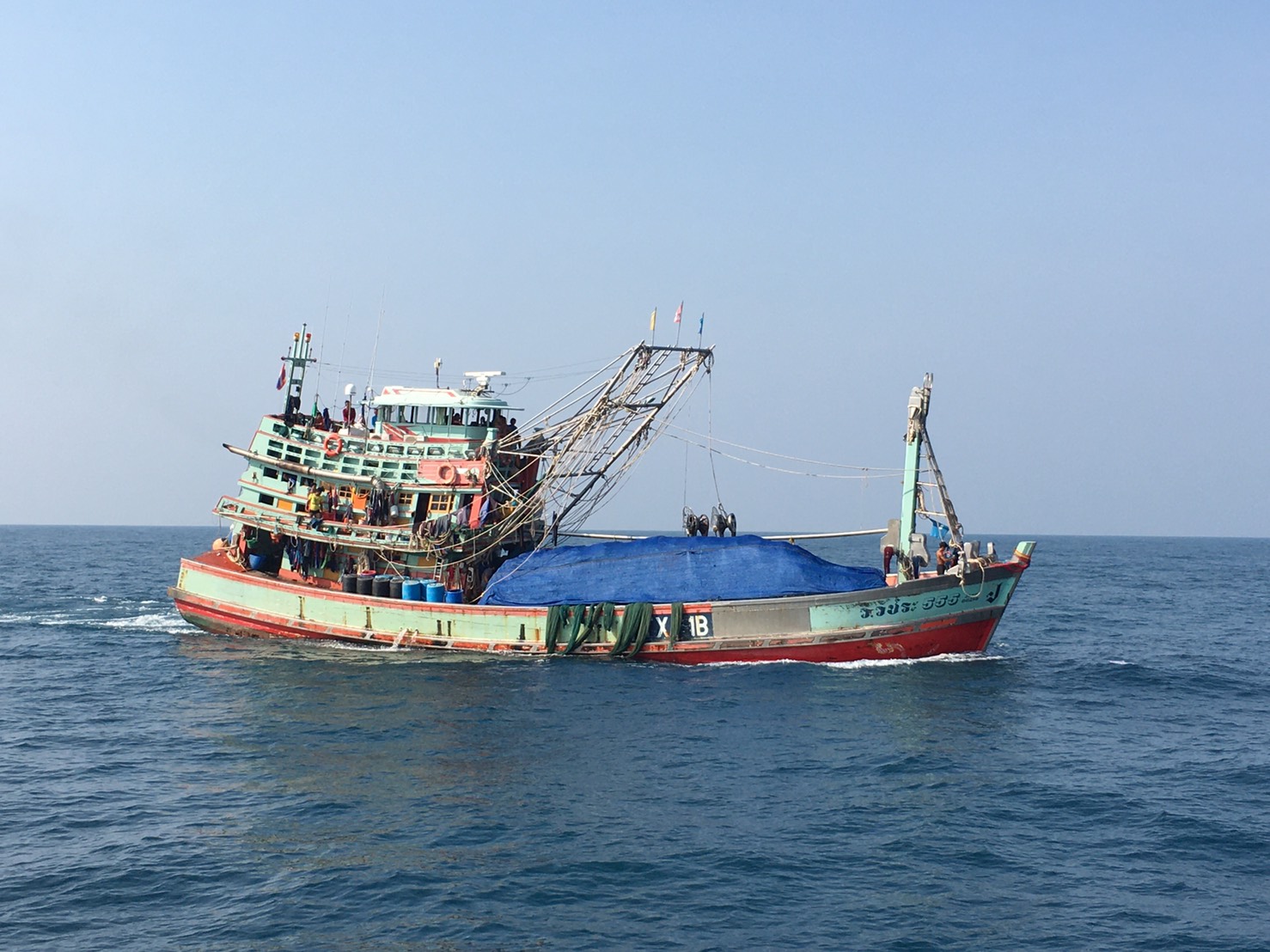 เรือตรวจประมงทะเล 701 ออกปฏิบัติงานควบคุมทำการประมงพื้นที่ทะเลนอกชายฝั่ง..คลิก