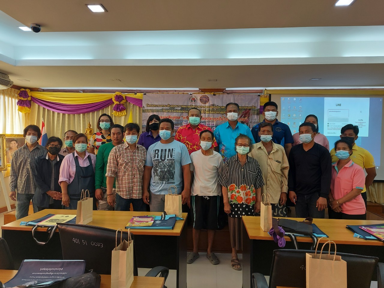 วันที่ 11  มีนาคม 2564 นายนรินทร์ มีวงศ์ ประมงจังหวัดปทุมธานี พร้อมด้วย นางทัศนีย์  วัชรกรโยธิน หัวหน้ากลุ่มบริหารจัดการด้านการประมง นางสาวชนิกานต์ โชติมา หัวหน้ากลุ่มพัฒนาและส่งเสริมอาชีพการประมง นายสมพงศ์  จิตหมั่น ประมงอำเภอลำลูกกา พร้อมด้วยเจ้าหน้าที่สำนักงานฯ จัดอบรมเกษตรกรที่เข้าร่วม โครงการยกระดับคุณภาพผลผลิตทางการเกษตรสู่มาตรฐานเกษตรปลอดภัย กิจกรรมพัฒนามาตรฐานการผลิตปลากดุกปลอดภัย ภายใต้กรอบนโยบายฟื้นฟูเศรษฐกิจและสังคมของประเทศ (แผนงาน 3.2) หลักสูตรการเพาะเลี้ยงปลาดุกให้ได้มาตรฐาน ณ องค์การบริหารส่วน  ตำบลลำไทร อำเภอลำลูกกา จังหวัดปทุมธานี..คลิก