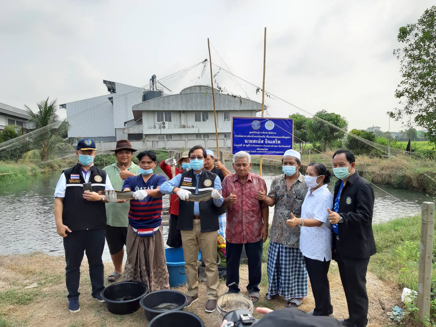 (อ.บางบัวทอง) ตรวจเยี่ยมฟาร์มเพาะเลี้ยงปลาดุกด้วยสูตรลดต้นทุนอาหารของกรมประมง @ต.ละหาร อ.บางบัวทอง จ.นนทบุรี..คลิก