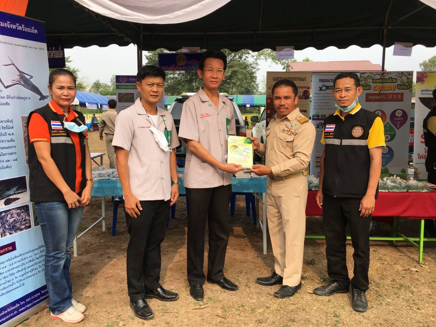 นายสุริยา จงโยธา ประมงจังหวัดร้อยเอ็ด ร่วมออกให้บริการหน่วยแพทย์เคลื่อนที่ พอ.สว. และโครงการจังหวัดเคลื่อนที่ พื้นที่อำเภอสุวรรณภูมิ..คลิก