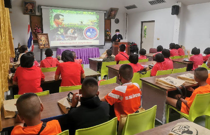 สำนักงานสหกรณ์จังหวัดตราด นำนักเรียนจากโรงเรียนในเขตพื้นที่จังหวัดตราด ศึกษาดูงานศูนย์ฯ คุ้งกระเบน..คลิก