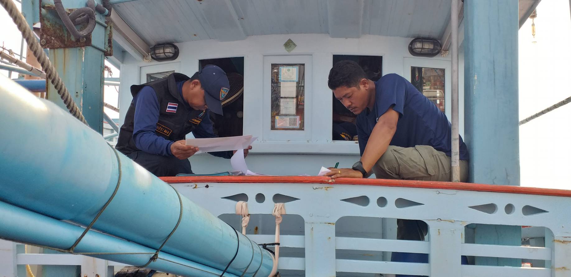 เรือตรวจประมงทะเล 701 ออกปฏิบัติงานควบคุมทำการประมงพื้นที่ทะเลนอกชายฝั่ง..คลิก