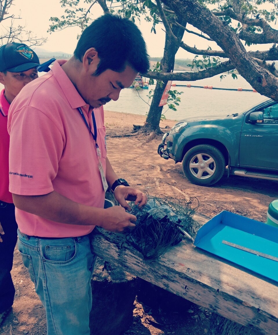 ลงพื้นที่ประเมินชนิดและปริมาณสัตว์น้ำ ในแหล่งน้ำภายใต้โครงการแผนปฏิบัติราชการประจำปีงบประมาณ 2564 ณ อ่างเก็บน้ำร่องสัก หมู่ 9 ต.บ้านปิน จ.พะเยา