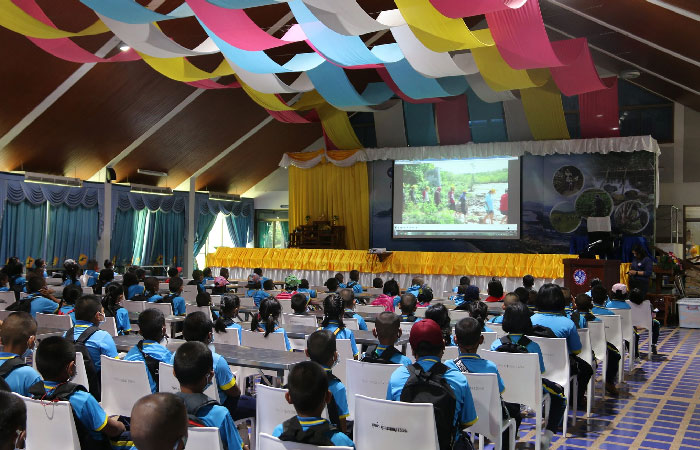 คณะครู นักเรียน โรงเรียนวัดสำโรง อำเภอสอยดาว จังหวัดจันทบุรี..คลิก