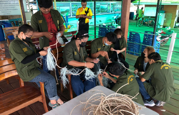 อาจารย์ และนักศึกษา คณะเทคโนโลยี มหาวิทยาลัยราชภัฏอุดรธานีศูนย์สามพร้าว จ.อุดรธานี ศึกษาดูงานศูนย์ฯ คุ้งกระเบน..คลิก