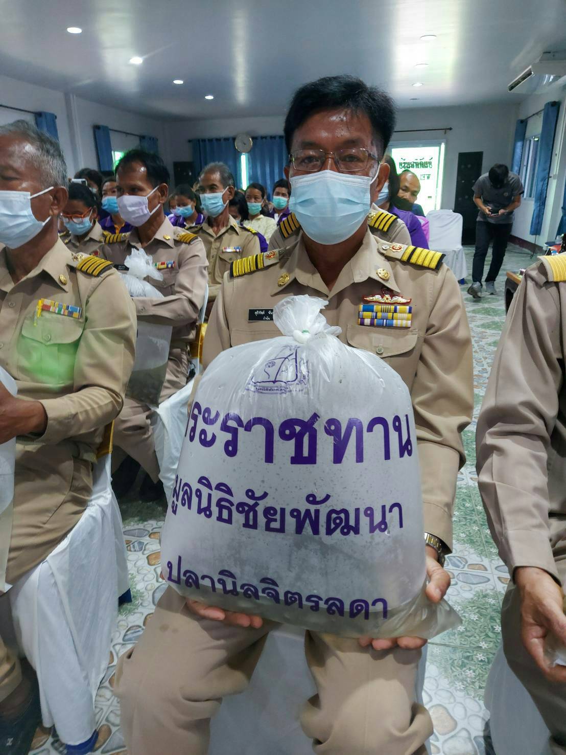 นายชาญ  คำเรียงศรี  ประมงอำเภอปรางค์กู่ เข้าร่วมพิธีมอบพันธุ์ปลาพระราชทานปลานิลจิตรลดา จำนวน 120,000 ตัว..คลิก