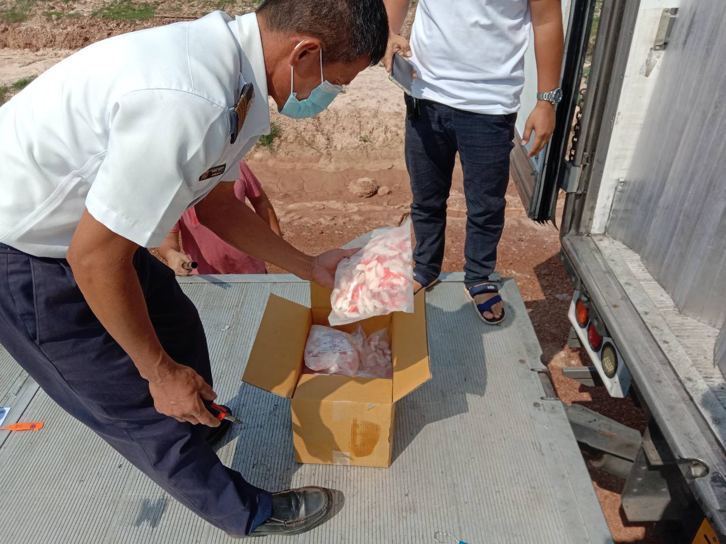 ตรวจสอบสินค้าประมง ส่งออกไปยัง สปป.ลาว..คลิก