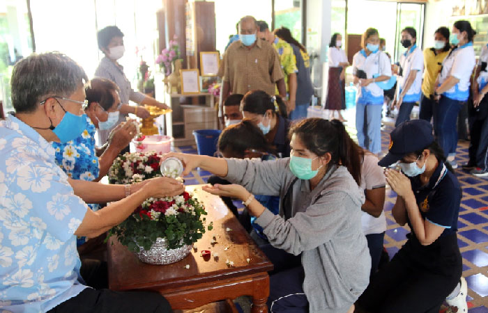 ข้าราชการ และเจ้าหน้าที่ ศูนย์ศึกษาการพัฒนาอ่าวคุ้งกระเบนฯ ร่วมรดน้ำขอพรวันสงกรานต์ 2564..คลิก
