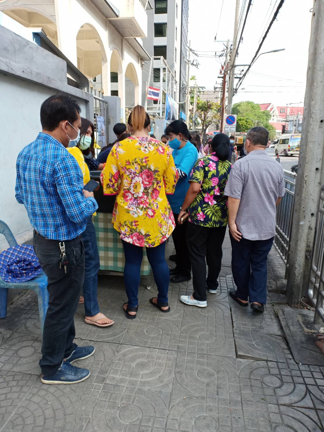 ร่วมบูรณาการช่วยประชาสัมพันธ์และจัดสถานที่จำหน่ายกุ้งก้ามกราม