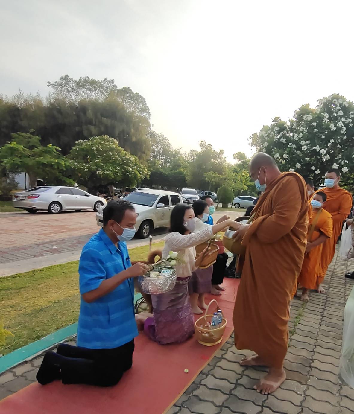 ประมงจังหวัดอุบลราชธานี พร้อมด้วยเจ้าหน้าที่สำนักงานประมงจังหวัดอุบลราชธานี  ร่วมพิธีทำบุญตักบาตร พระภิกษุสงฆ์สามเณร ตามโครงการส่งเสริมประเพณีทำบุญ ตักบาตรและถวายดอกบัวทุกวันอาทิตย์ ณ บริเวณลานเทียนเฉลิมพระเกียรติ ทุ่งศรีเมือง อำเภอเมืองอุบลราชธานี จังหวัดอุบลราชธานี..คลิก