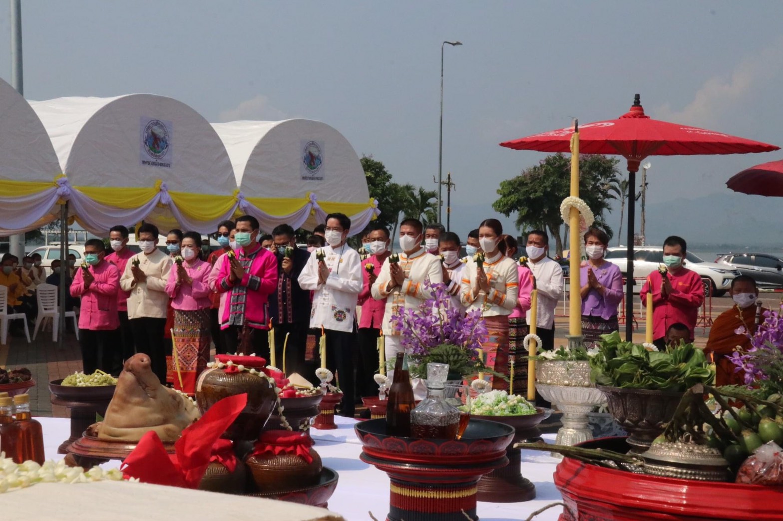 ร่วมพิธีประเพณีแกล้มเลี้ยงพญางำเมือง และสักการะสระเกล้าดำหัว เนื่องในโอกาสขอขมาหลังจากการบูรณะองค์พระอนุสาวรีย์ และปรับปรุงทัศนียภาพ ป๋าเวณีปี๋ใหม่เมือง 2564..คลิก