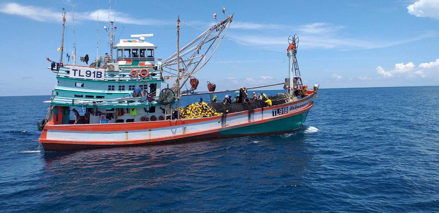 เรือตรวจประมงทะเล 701 ออกปฏิบัติงานควบคุมทำการประมงพื้นที่ทะเลนอกชายฝั่ง..คลิก