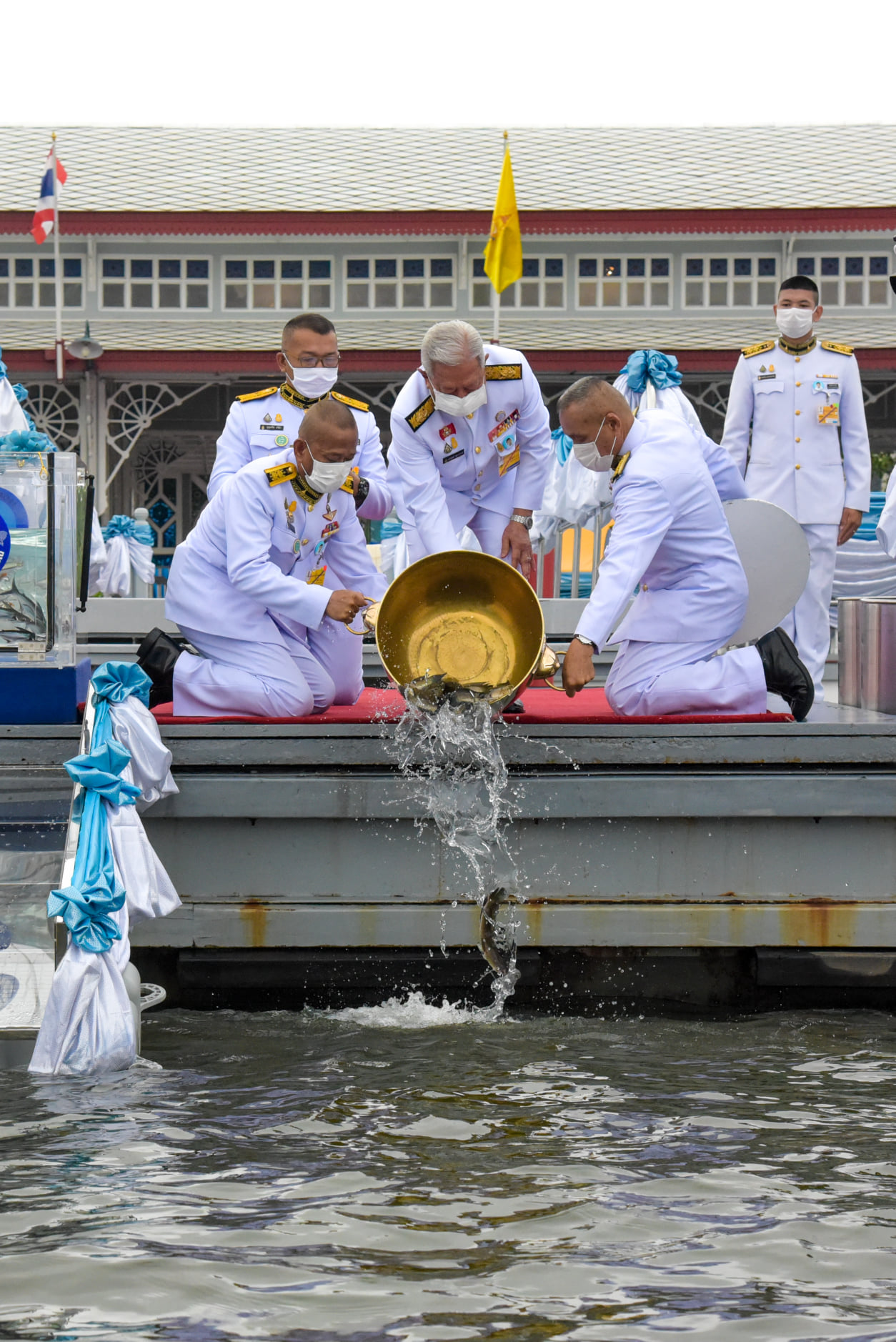 พระบาทสมเด็จพระเจ้าอยู่หัว ทรงพระกรุณาโปรดเกล้าโปรดกระหม่อมให้ พลเอก สุรยุทธ์ จุลานนท์ ประธานองคมนตรี เป็นผู้แทนพระองค์ ไปในการบำเพ็ญพระราชกุศลในพิธีปล่อยพันธุ์สัตว์น้ำ เนื่องในโอกาสวันคล้ายวันประสูติ สมเด็จพระเจ้าลูกยาเธอ เจ้าฟ้าทีปังกรรัศมีโชติ มหาวชิโรตตมางกูร สิริวิบูลยราชกุมาร..คลิก