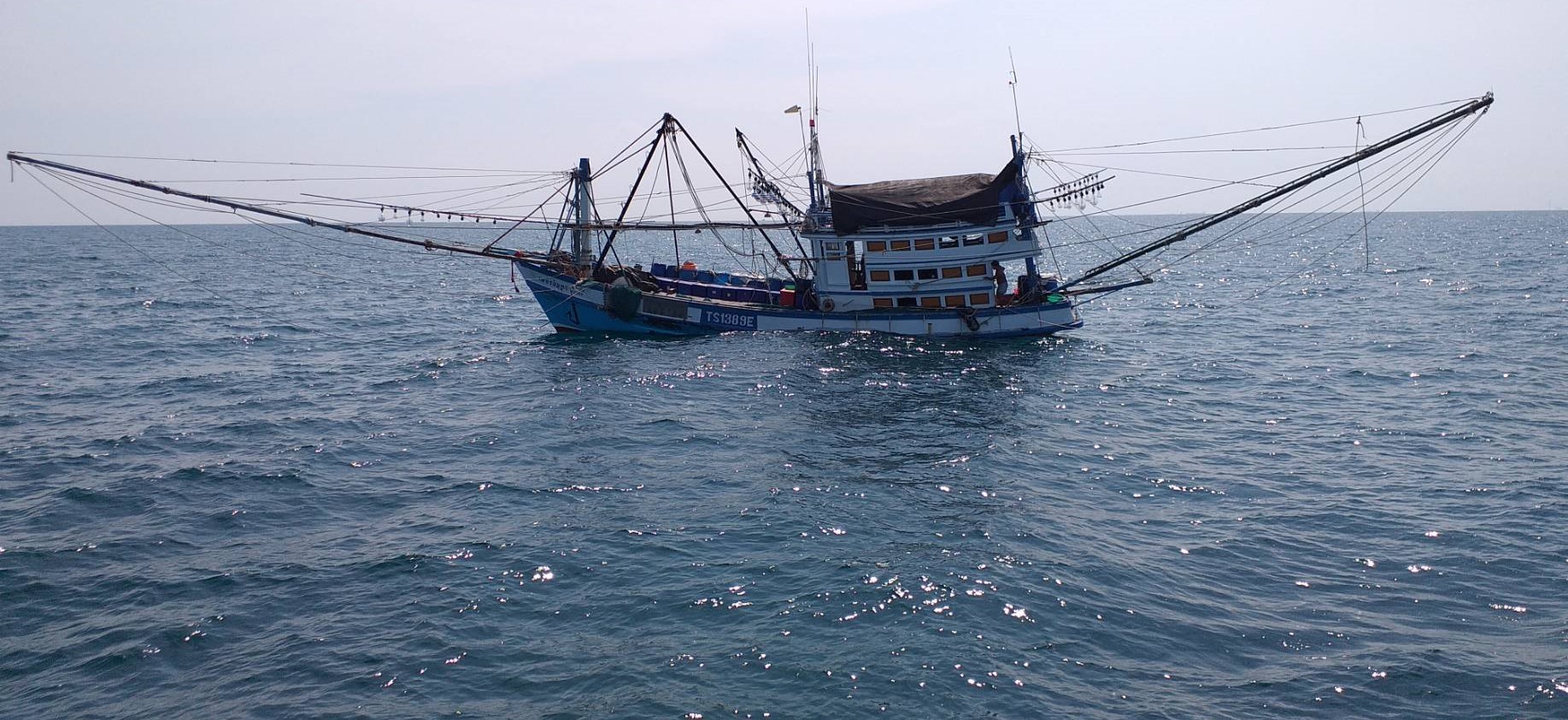 เรือตรวจประมงทะเล 701 ออกปฏิบัติงานควบคุมเฝ้าระวังการทำการประมงพื้นที่ทะเลนอกชายฝั่ง..คลิก