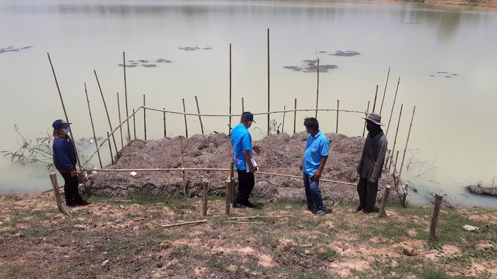 นายสุนทร รุ่งเรือง หัวหน้ากลุ่มบริหารจัดการด้านการประมง นางสาวสุจิตราภรณ์ ไพทูรย์ เจ้าหน้าที่ธุรการ ลงพื้นที่ติดตาม ให้คำแนะนำคณะกรรมการแหล่งน้ำโครงการธนาคารสิ้นค้าเกษตร..คลิก