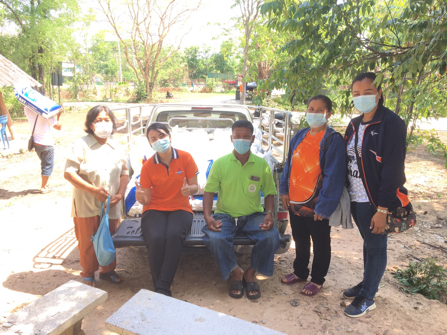 นายกิตติพงษ์ ลีลาศสง่างาม ประมงจังหวัดศรีสะเกษ มอบหมายให้นายวุฒิพนธ์ ศรีจินดา นักวิชาการประมง ร่วมกับ นักวิชาการประมง ศูนย์วิจัยและพัฒนาการเพาะเลี้ยงสัตว์น้ำจืดศรีสะเกษ มอบปัจจัยการผลิตแก่เกษตรกรโครงการเกษตรกรรมยั่งยืนอำเภอโนนคูณ..คลิก