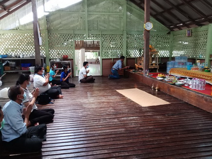 ร่วมถวายภัตตาหารพระภิกษุสงฆ์ ซึ่งได้รับผลกระทบจากสถานการณ์โควิด-19