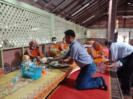 ร่วมถวายภัตตาหารพระภิกษุสงฆ์ ซึ่งได้รับผลกระทบจากสถานการณ์โควิด-19..คลิก