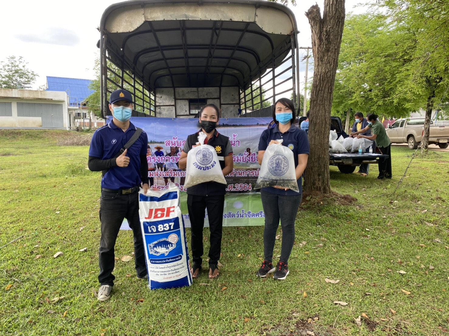 นายกิตติพงษ์ ลีลาศสง่างาม ประมงจังหวัดศรีสะเกษ มอบหมายให้นายวุฒิพนธ์ ศรีจินดา นักวิชาการประมง ร่วมกับ นักวิชาการประมง ศูนย์วิจัยและพัฒนาการเพาะเลี้ยงสัตว์น้ำจืดศรีสะเกษ มอบปัจจัยการผลิตแก่เกษตรกรโครงการเกษตรกรรมยั่งยืนอำเภอศรีรัตนะ..คลิก