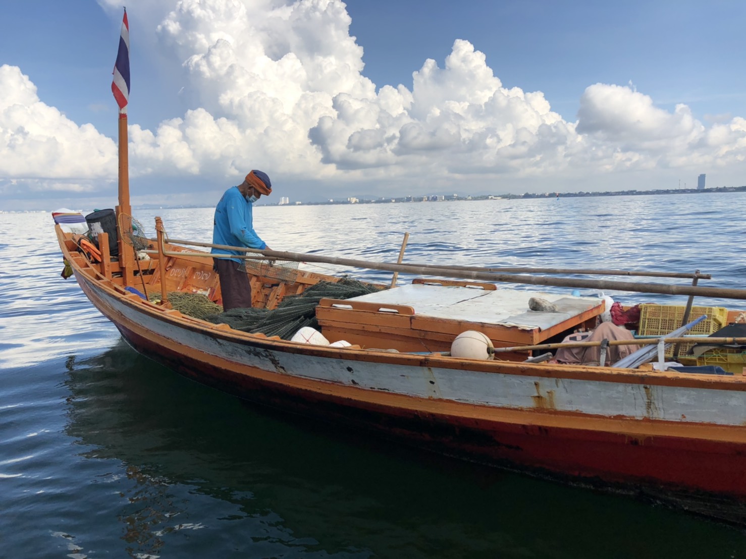 เรือตรวจประมงทะเล 204 จับกุมเรือประมงลอบปู..คลิก