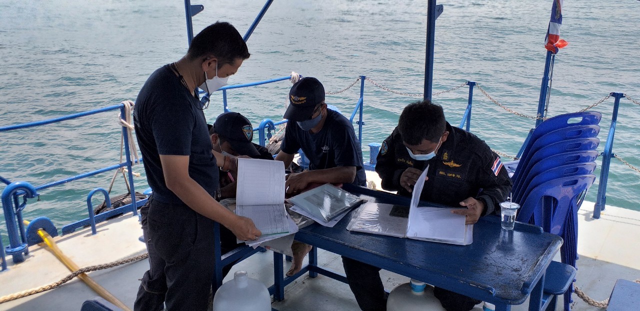 เรือตรวจประมงทะเล 701 ออกปฏิบัติงานควบคุมเฝ้าระวังการทำการประมงพื้นที่ทะเลนอกชายฝั่ง..คลิก