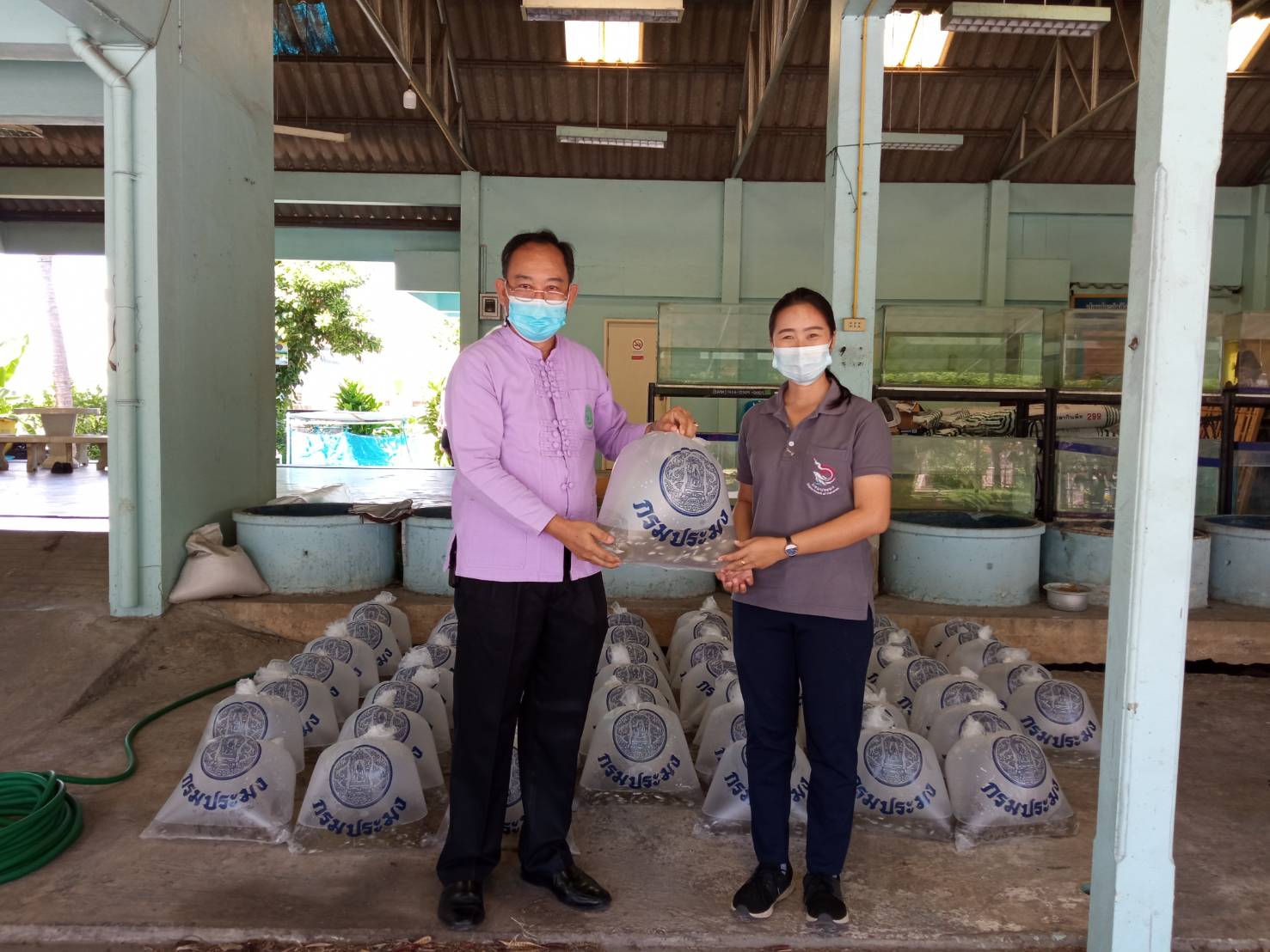 ส่งมอบวัสดุการเกษตร อาหารสัตว์น้ำ และพันธุ์ปลา ให้เกษตรกรที่เข้าร่วมโครงการพัฒนาเกษตรกรรมยั่งยืน กิจกรรมส่งเสริมเกษตรทฤษฎีใหม่ด้านการประมง ปี 2564..คลิก