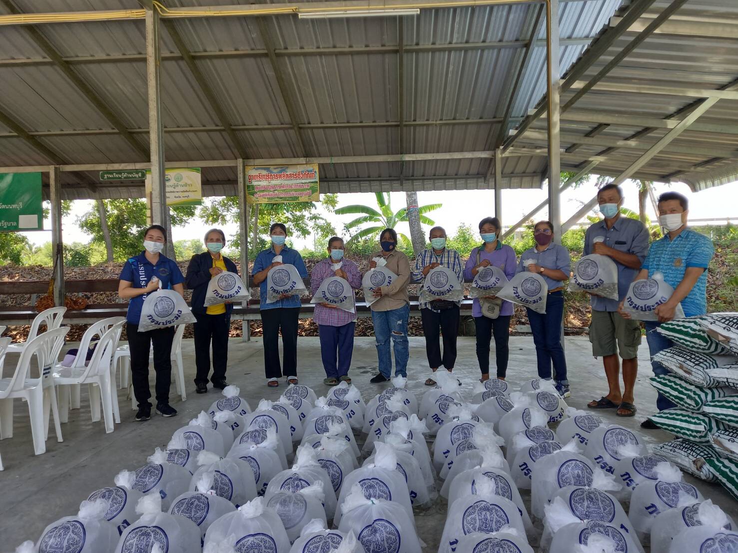 ส่งมอบวัสดุการเกษตร อาหารสัตว์น้ำ และพันธุ์ปลา ให้เกษตรกรที่เข้าร่วมโครงการพัฒนาเกษตรกรรมยั่งยืน กิจกรรมส่งเสริมเกษตรทฤษฎีใหม่ด้านการประมง ปี 2564..คลิก