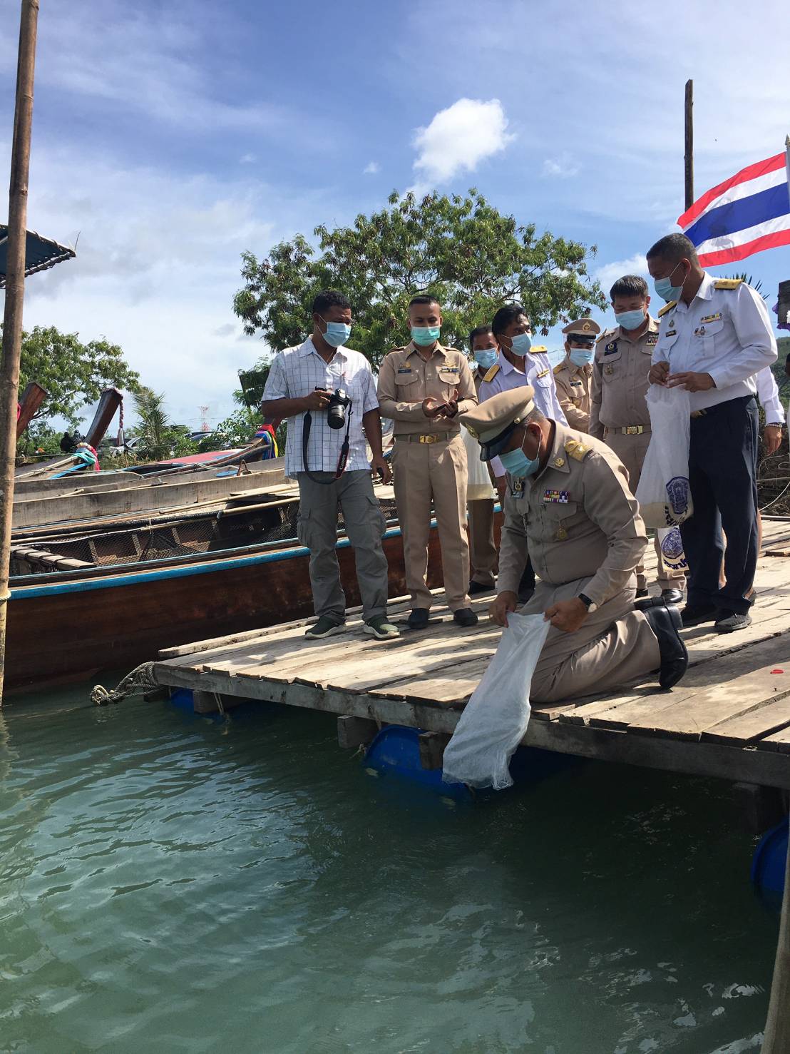 พิธีปล่อยพันธุ์สัตว์น้ำเฉลิมพระเกียรติ สมเด็จพระนางเจ้าสุทิดา พัชรสุธาพิมลลักษณ พระบรมราชินี..คลิก