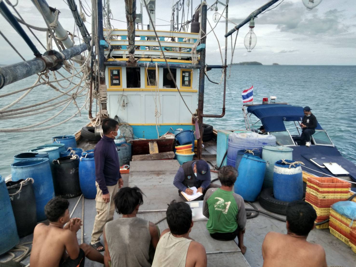 เรือตรวจประมงทะเล 205 ออกปฏิบัติงานควบคุมเฝ้าระวังการทำการประมงพื้นที่ทะเลชายฝั่ง..คลิก