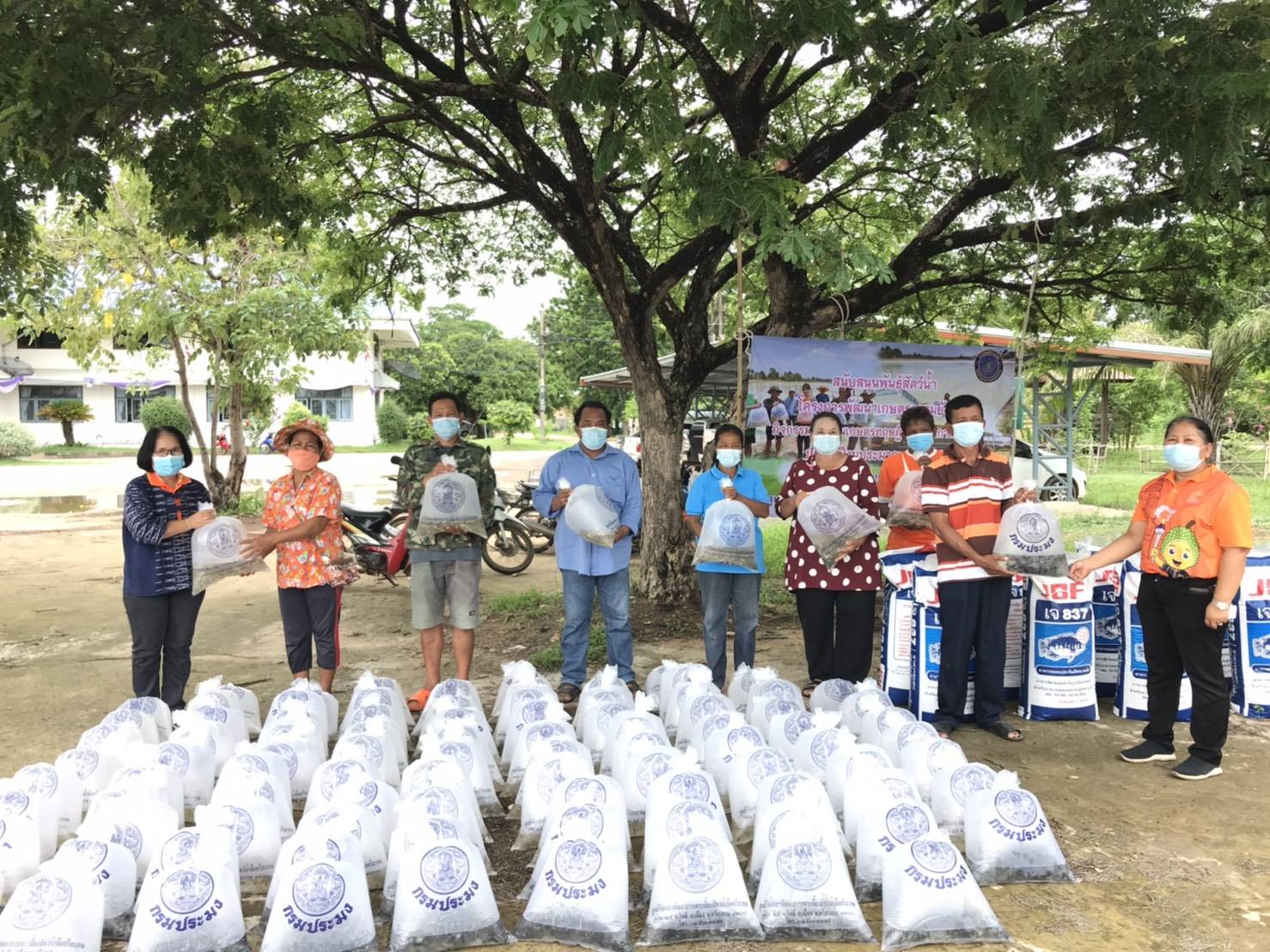 นางเสาวนี  แสนโคก ประมงอำเภอเมืองศรีสะเกษ มอบพันธุ์ปลาและอาหารปลาตาม โครงการพัฒนาเกษตรกรรมยั่งยืน กิจกรรมส่งเสริมเกษตรทฤษฎีใหม่ด้านการประมง..คลิก